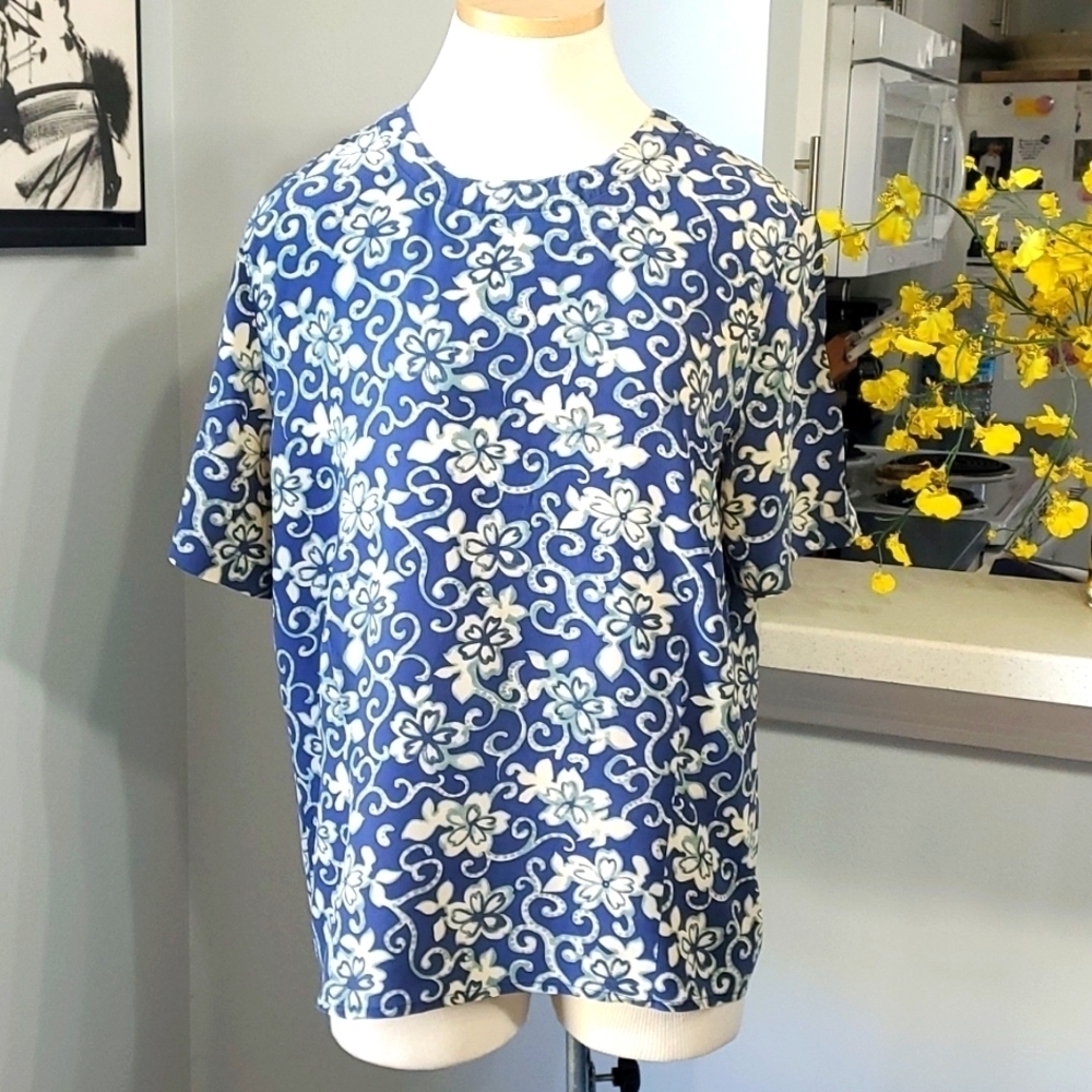 Morgan Taylor 💯 % silk blouse, vintage. Blue with floral design. Size 10.